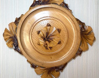 Plato de madera antiguo tallado a mano: decoración de hojas de ginkgo, arte popular polaco.