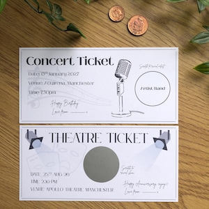 Op de afbeelding: Twee witte evenemententickets, één voor een concert en één voor het theater, worden weergegeven op een houten oppervlak. Het concertticket bevat een microfoongrafiek en de tekst "Concert Ticket". Het theaterticket heeft een krascirkel en de tekst "THEATRE TICKET".