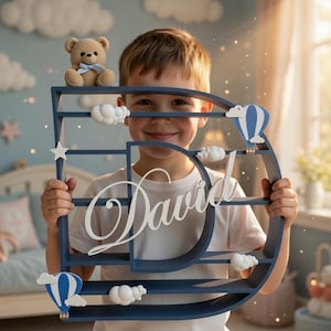 Placa de Prateleira Personalizada com Letras 3D para Crianças - Inicial Decorativa com Nuvens, Balões e Ursinho de Pelúcia - Impressão 3D para Quarto de Bebê - 30/40/50cm