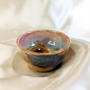 Handgemaakte keramische schaal — roze, mauve, amber en paarse glazuur, uniek stuk, handgemaakt steengoed, sierschaaltje