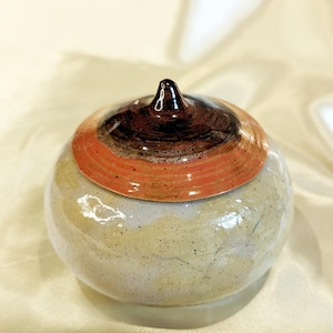 Boîte céramique "boobs" blanche, pot en céramique artisanale - couvercle bicolore, pièce féministe grès artisanal, cadeau original