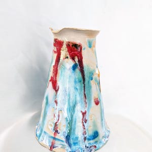 Jarra de gres hecha a mano — esmalte multicolor turquesa y rojo, goteos expresivos — cerámica artesanal, pieza única