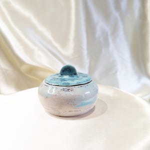 Pot céramique couvercle céladon — grès blanc moucheté mauve, boîte bijoux pièce unique, poterie artisanale