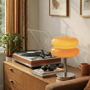 Tafellamp jaren 70 · Warme amberkleurige gloed · Sculpturale acrylkap · Omgevingslicht · Vintage