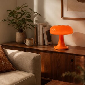 Orange svampbordslampa · Danskinspirerad retrolampa · Varmt stämningsljus · Skandinavisk heminredning