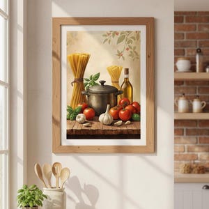 Puede incluir: Una impresión enmarcada que representa una escena rústica de cocina italiana. La obra de arte presenta una olla, tomates, ajo, aceite de oliva y fideos espagueti. La imagen está sobre una mesa de madera, con un fondo claro y una ventana a la izquierda.