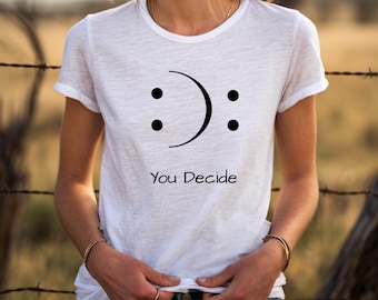 Camiseta Feliz Triste Tú Decides: Diseño de camiseta divertida y sarcástica para mujer, archivos PNG y SVG, camiseta divertida y sarcástica, camiseta con cara feliz "Tú Decides"