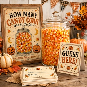 Könnte beinhalten: Ein Halloween-Ratespiel-Set mit einem gerahmten Schild mit dem Text How Many Candy Corn are in the jar?, einem großen Glasgefäß voller Zuckermais, einem Guess Here-Schild und einem Stapel Papierkarten für die Tipps.