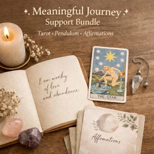 Op de afbeelding: Een stilleven met een brandende kaars, een open dagboek met handgeschreven tekst, een tarotkaart, een pendel en kristallen. De tarotkaart toont een naakte figuur onder een sterrenhemel. Het dagboek luidt: "Ik ben liefde en overvloed waard."