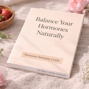 Könnte beinhalten: Ein Buch mit dem Titel "Balance Your Hormones Naturally" mit dem Untertitel "Hormone Harmony Guide". Das Buch ist umgeben von Erdbeeren in einer Holzschale, rosa Blumen und kleinen Schalen mit Samen. Das Buch hat 213 Seiten und ist ein Sofort-Download.