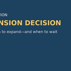 以下が含まれることがあります： 濃い青色の背景に白と黄色のテキスト。テキストは「2ND LOCATION EXPANSION DECISION」と「いつ拡大し、いつ待つかを知る」と書かれています。