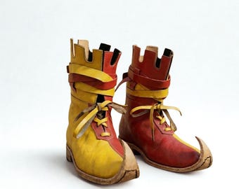 Mittelalterliche Narrenstiefel, rot & gelb, mit individueller Farbanpassung, Leder, hochgezogene Zehenpartie, LARP-Cosplay-Schuhwerk