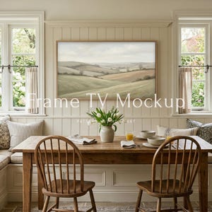 Könnte beinhalten: Esszimmer-Szene mit einem Holztisch und Stühlen, gedeckt für eine Mahlzeit. Ein Landschaftsgemälde hängt über dem Tisch. Der Text "Frame TV Mockup" ist sichtbar. Eine Vase mit weißen Tulpen steht auf dem Tisch.