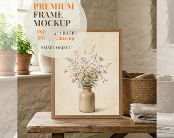 Heller Holzrahmen Mockup PSD, Bilderrahmen Eiche auf Holzbank, Helles Cottagecore Interieur, Bauernhaus Kunst, Smart Objekt Download