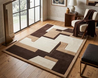 Peut inclure: Un tapis rectangulaire présentant un motif géométrique composé de formes imbriquées dans des tons brun foncé, beige clair et crème. Le tapis possède un poil épais et texturé avec des sections colorées distinctes créant un aspect superposé.