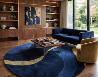 Puede incluir: Una sala de estar con una gran alfombra circular con patrones de ondas azules y doradas, un sofá azul marino, un sillón amarillo mostaza y una mesa de centro de madera. Una estantería de madera con detalles dorados exhibe varios objetos decorativos.