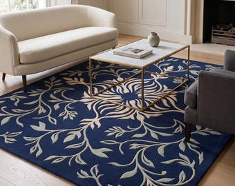 Peut inclure: Un tapis rectangulaire présentant un fond bleu marine profond avec un grand motif floral beige clair centré. Le design se compose de motifs symétriques de vignes et de feuilles fluides qui s'étendent du centre vers les bords du tapis.