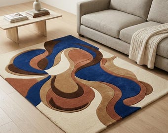 Peut inclure: Un tapis rectangulaire présentant un motif abstrait superposé avec des formes organiques fluides dans des tons bleu profond, terre cuite, brun foncé et crème. Le tapis a un aspect touffeté texturé avec des hauteurs de poils variables.