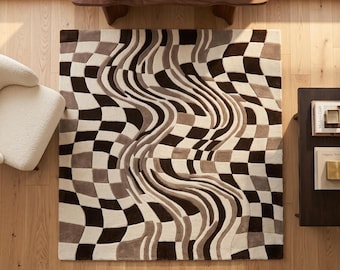 Peut inclure: Un tapis rectangulaire présentant un motif en damier déformé dans des tons crème, taupe et brun foncé. Le design intègre des lignes fluides et ondulées qui créent un effet visuel tridimensionnel déformé sur toute la surface.