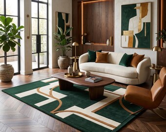 Puede incluir: Una alfombra rectangular con un patrón geométrico en verde oscuro, crema y beige. La alfombra está colocada sobre un suelo de madera oscura en espiga en una habitación con un sofá color crema, una silla de cuero marrón y una mesa de centro.
