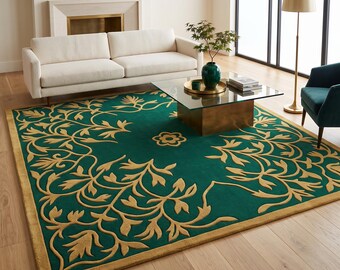 Puede incluir: Una alfombra rectangular con un fondo verde intenso y un destacado patrón floral y de enredaderas en color dorado. El diseño incluye un motivo floral central rodeado de follaje simétrico y un borde dorado sólido.