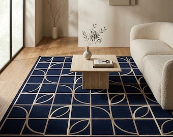 Puede incluir: Una alfombra rectangular grande con un fondo azul marino profundo y un patrón geométrico repetitivo de líneas color crema que forman cuadrados, círculos y formas de hojas en toda la superficie del revestimiento del suelo.