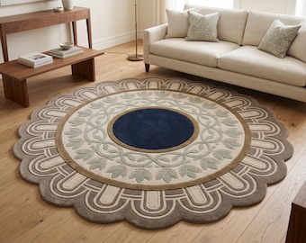 Puede incluir: Una alfombra circular grande que presenta un círculo central azul marino oscuro rodeado por una banda de color crema con un patrón de enredadera de hojas verde claro. El borde exterior consta de formas de arco geométricas festoneadas y superpuestas en beige y marrón claro.
