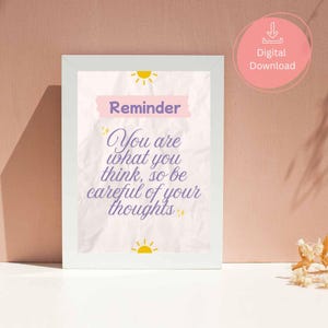 Peut inclure: Une affiche encadrée avec le texte "Rappel : Vous êtes ce que vous pensez, alors faites attention à vos pensées." L'affiche a un cadre blanc et un fond rose clair. Les mots sont en écriture cursive. Une icône de téléchargement numérique est en haut à droite.
