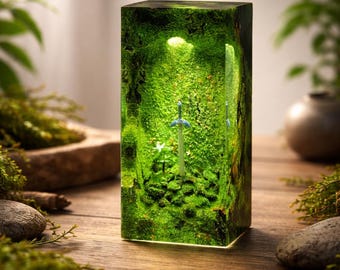 Lámpara de resina con forma de espada de fantasía, luz de bosque brillante, decoración artística de resina epoxi, luz nocturna para sala de juegos, regalo de decoración de fantasía hecho a mano.