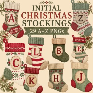 Può includere: Una collezione di calze natalizie digitali con texture lavorate a maglia in rosso, verde e crema. Ogni calza mostra una lettera unica dalla A alla Z all'interno di una toppa circolare. Il testo INITIAL CHRISTMAS STOCKINGS 29 A-Z PNGs è centrato.