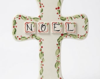 Cruz navideña de Noel: Adorno de pared de cerámica con bayas de acebo (Firmado por Haley)