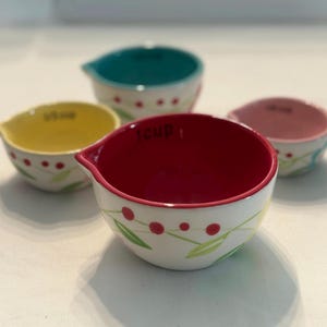 Set di misurini in ceramica con decorazioni floreali: set impilabile multicolore da 4 pezzi