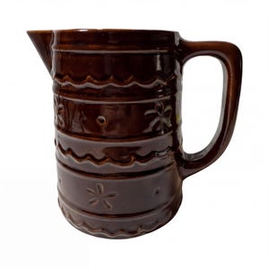 Macrest Brown Steingutkrug 7 ”geprägter floraler glänzender Stempel
