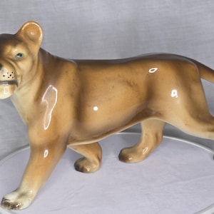 Statuetta vintage in ceramica raffigurante una leonessa, proveniente dalla Germania Ovest – Ornamento ornamentale smaltato di metà secolo (32 cm)