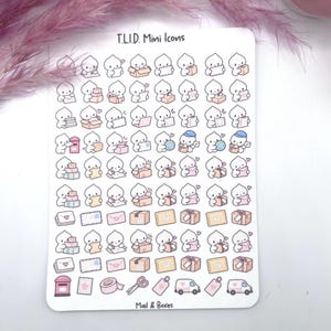 Puede incluir: Una hoja de pegatinas titulada T.L.I.D. Mini Icons y Mail & Boxes que presenta numerosos personajes pequeños de estilo dibujo animado en blanco interactuando con sobres, cajas de cartón, camiones de correo, tijeras y sellos en tonos pastel.