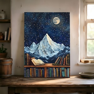 Op de afbeelding: Een verticaal rechthoekig schilderij op canvas met een besneeuwde bergtop onder een donkerblauwe nachtelijke hemel vol sterren en een volle maan. Onder de berg staan twee planken vol met kleurrijke boeken en een openliggend boek.