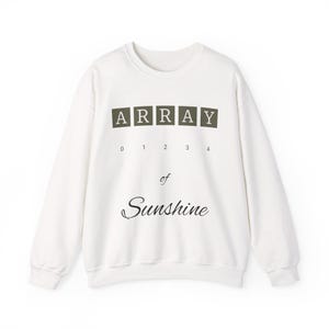 Könnte beinhalten: Ein weißes langärmeliges Sweatshirt mit Rundhalsausschnitt, das das Wort ARRAY in weißen Buchstaben in dunkelolivgrünen Kästchen zeigt, gefolgt von den Zahlen 0 1 2 3 4, dem Wort of in kleiner Schrift und dem Wort Sunshine in schwarzer Schreibschrift.