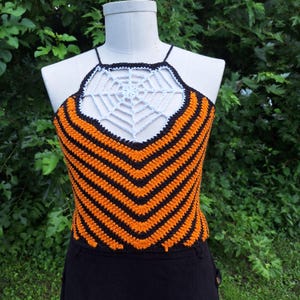 Orange & Schwarz Gestreiftes Häkeltop: Spinnennetz Witchy Festival Kleidung