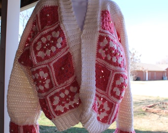 Cárdigan de crochet rosa y blanco hecho a mano con perlas – Chaqueta bohemia de cuadros de abuela