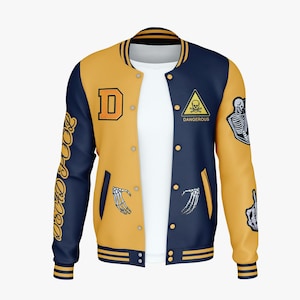 Könnte beinhalten: Eine Collegejacke im zweifarbigen Design in Senfgelb und Marineblau. Die Vorderseite zeigt den Buchstaben D, ein gelbes Dreieck mit Totenkopf und gekreuzten Knochen sowie den Text DANGEROUS und Grafiken von Skeletthänden auf den Ärmeln.