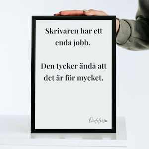 Printer Humor Poster | Skrivaren har ett enda jobb. Den tycker ändå att det är för mycket. | Office Humor | Coworker Gift