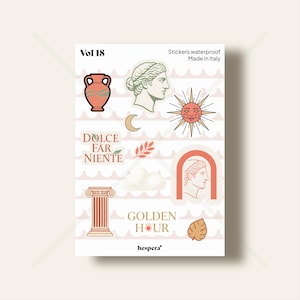 Può includere: Un foglio di adesivi con varie illustrazioni in stile minimalista. Gli adesivi includono un vaso, un busto, un sole, una luna, una nuvola, una colonna, una foglia e le parole "DOLCE FAR NIENTE" e "GOLDEN HOUR". Il foglio è etichettato "Vol 18" e "Stickers waterproof Made in Italy".