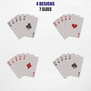 Puede incluir: Cuatro conjuntos de naipes bordados dispuestos en abanico, cada uno mostrando una escalera real de tréboles, corazones, diamantes y picas. El texto 4 DESIGNS 7 SIZES está centrado en la parte superior. Cada carta tiene un fondo gris claro.