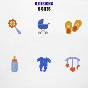 Op de afbeelding: Illustratie met zes baby-thema ontwerpen. De afbeelding bevat een rammelaar, kinderwagen, schoenen, babyfles, onesie en een mobiel. De tekst bovenaan luidt "6 DESIGNS 6 SIZES". Het kleurenpalet bestaat uit blauw, geel, oranje en rood.