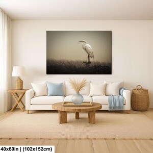 Fågelfotografi av dimmig häger | Stämningsfull kustnära djurliv | Lugn väggdekoration i träsk | 40x60”