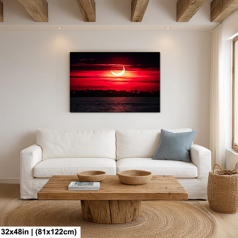 Pode incluir: Impress&atilde;o em tela de um vibrante p&ocirc;r do sol vermelho sobre a &aacute;gua, com um sol em forma de crescente. A obra de arte mede 81x122cm. A cena inclui uma silhueta escura de &aacute;rvores no horizonte.
