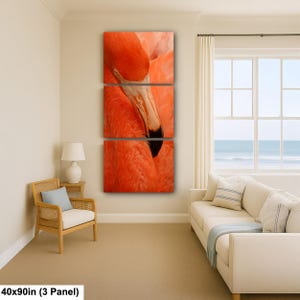Ritratto ravvicinato di un fenicottero a Nassau, Bahamas, con piume arancioni e occhi intensi 40x90” (3 panels)