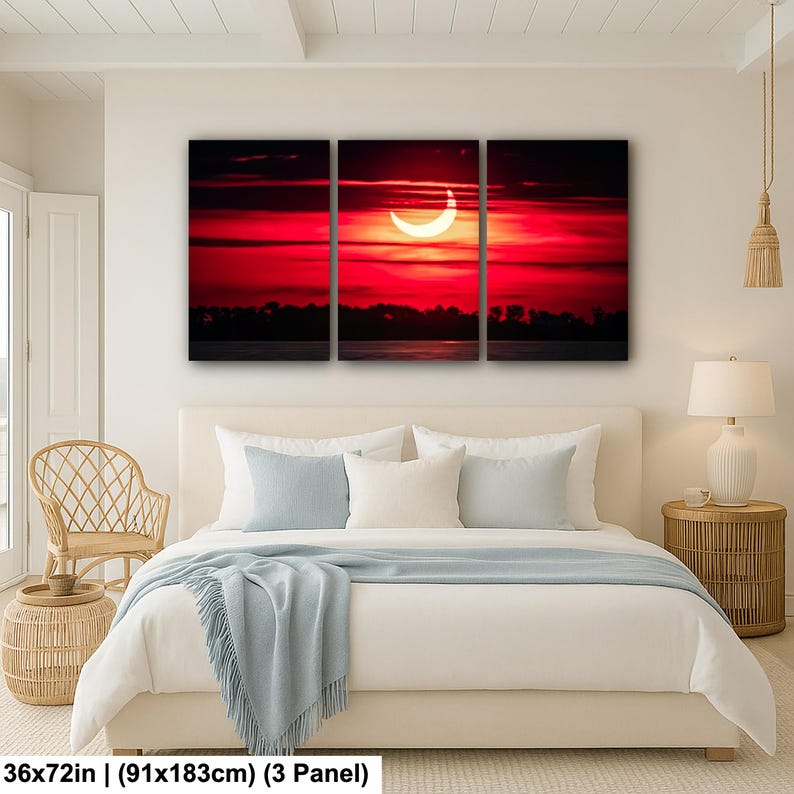 Pode incluir: Uma impress&atilde;o em tela de tr&ecirc;s pain&eacute;is que retrata um vibrante p&ocirc;r do sol vermelho com um sol em forma de crescente. A obra apresenta uma silhueta escura de &aacute;rvores e &aacute;gua na parte inferior. Dimens&otilde;es: 91x183cm.