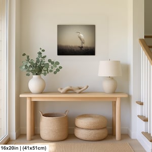 Fågelfotografi av dimmig häger | Stämningsfull kustnära djurliv | Lugn väggdekoration i träsk | 16x20”
