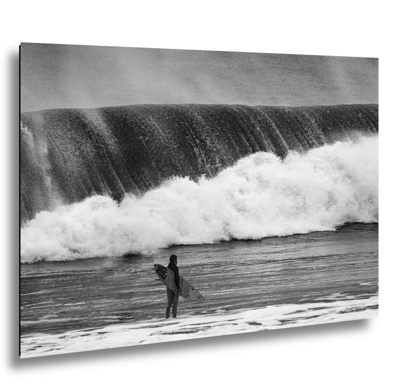 Surf de olas grandes / Surfista de Long Beach / Foto en blanco y negro / Fotografía oceánica imagen 1